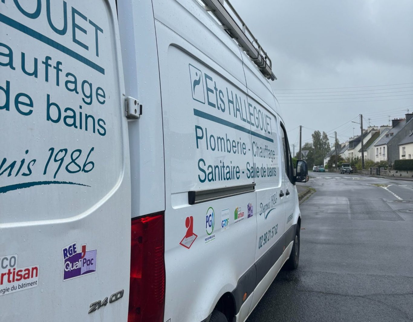 camion Hallegouet Plomberie chauffage, sanitaire, salle de bain, pompe à chaleur